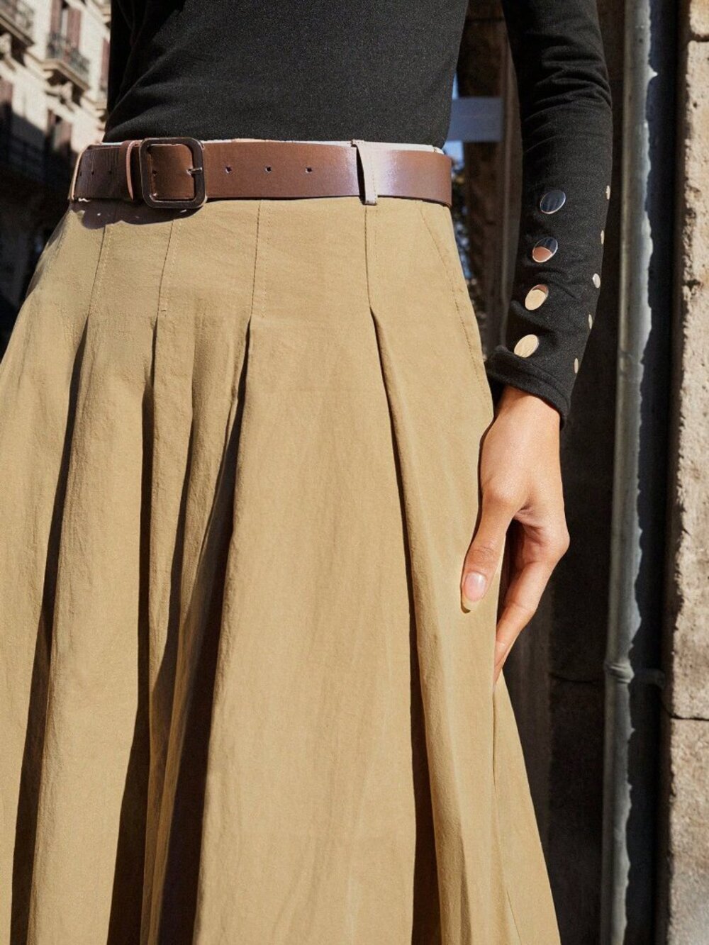 Khaki Pleated Casual Women's Skirt with Detachable Metal Belt and Side Pockets - Picture 4 of 13